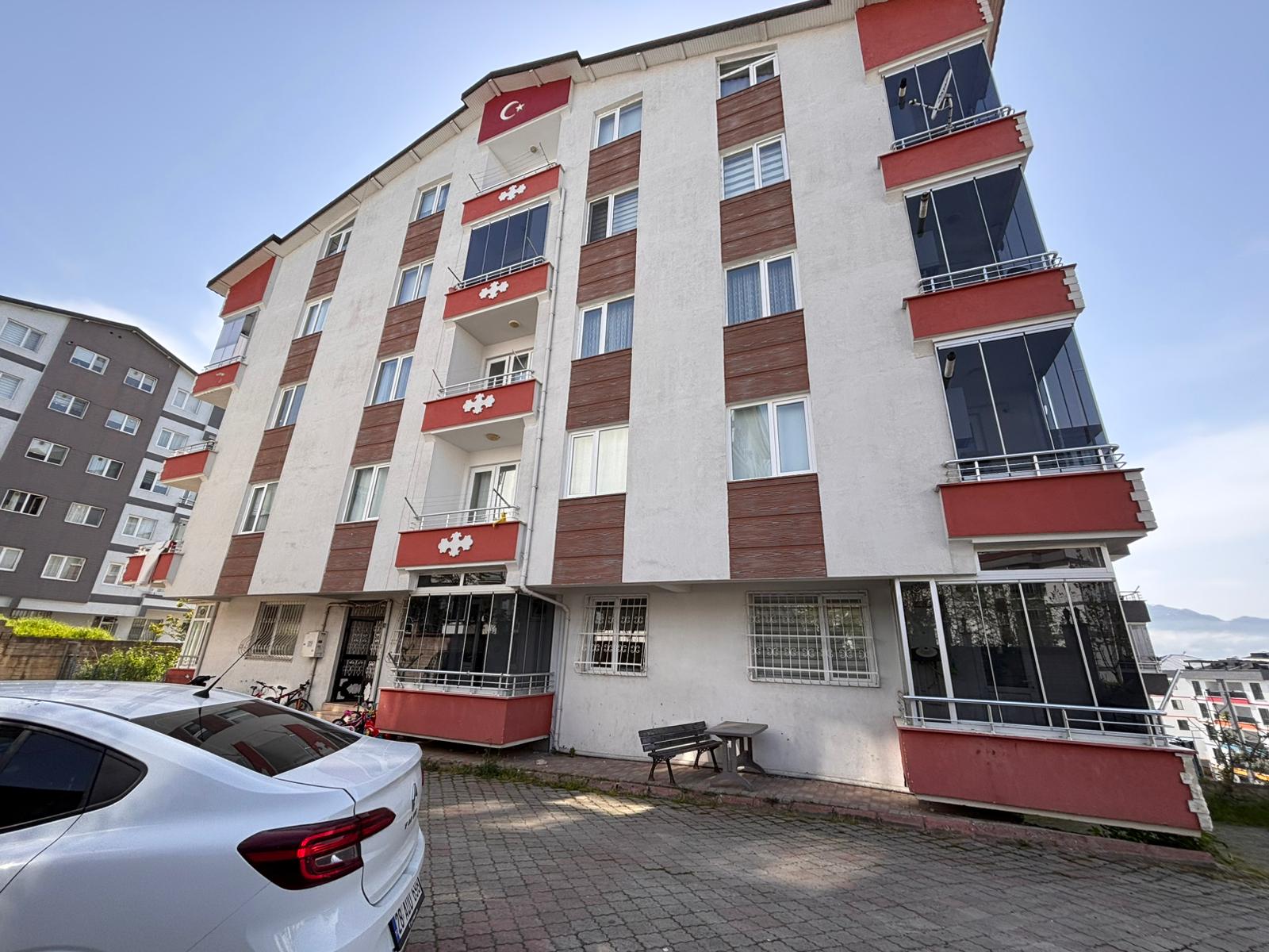 KARŞIYAKA'DA 2+1 GİRİŞ KAT CAM BALKONLU